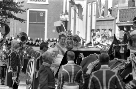 Prinses Margriet en prinses Christina in een koets bij Paleis Noordeinde, Bestanddeelnr 919-5755
