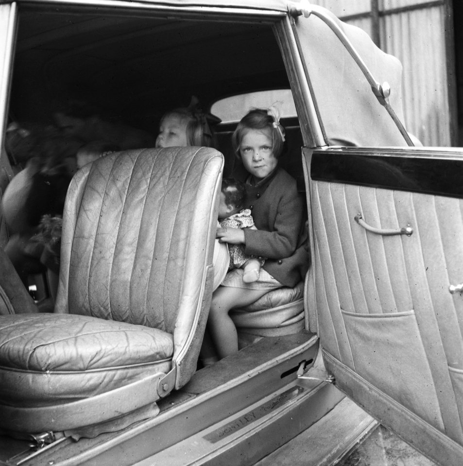 Prinsessen Beatrix en Irene in de auto die hen naar hun grootmoeder koningin Wil, Bestanddeelnr 900-6096