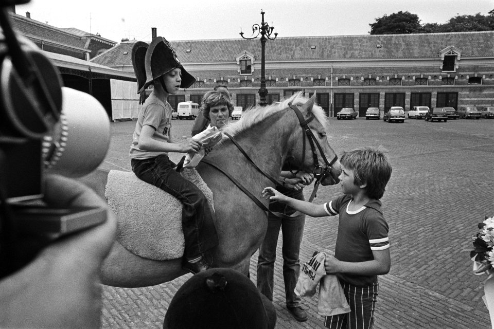 Prinses Margriet en zoon Maurits bij demonstratie paardrijden voor gehandicapten, Bestanddeelnr 928-6336