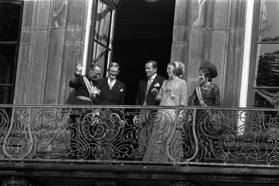 Prinsjesdag Koninklijke familie op balkon van Paleis Lange Voorhout , Den Haag , Bestanddeelnr 924-9567