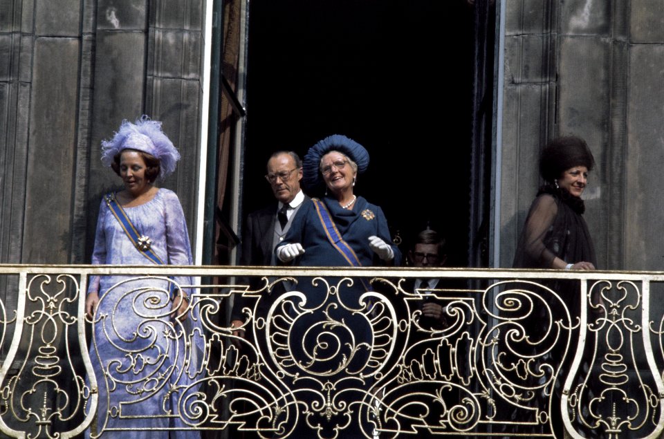 Prinsjesdag 1976 Koninklijke Familie op balkon Paleis Lange Voorhout in Den Haa, Bestanddeelnr 254-9899