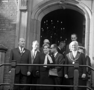 Prinses Margriet op het bordes van het stadhuis de Gravenzaal met rechts van haa, Bestanddeelnr 918-3223