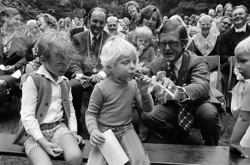 Prinses Margriet en Van Vollenhoven bij folkloristisch boerenbruiloft in Joure (, Bestanddeelnr 927-3607
