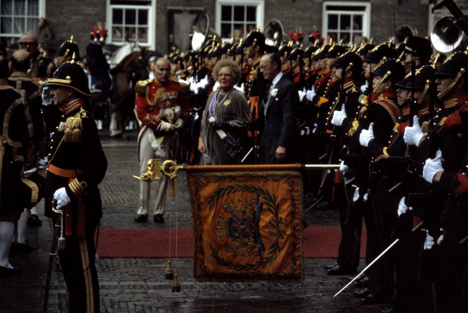 Prinsjesdag 1978 koningin Juliana en Prins Bernhard groeten vaandel, Prinses Be, Bestanddeelnr 253-8054