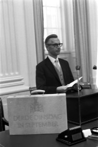 Prinsjesdag 1971 minister van Financien Nelissen met het miljoenenkoffertje in , Bestanddeelnr 924-9583