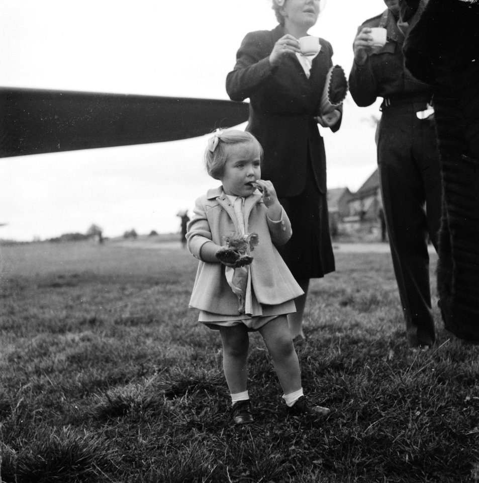 Prinses Margriet knabbelt aan een koekje, terwijl prinses Juliana en prins Bernh, Bestanddeelnr 900-6107