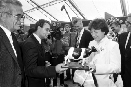 Prinses Margriet opent Nationale Manifestatie Landbouw op Flevohof met beeldje , Bestanddeelnr 932-2269