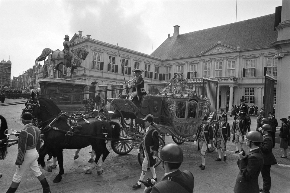 Prinsjesdag vertrek Gouden Koets van Paleis Noordeind, Bestanddeelnr 933-0812