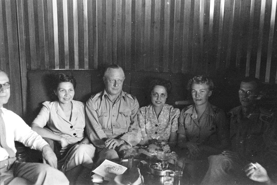 Priok. Op 26 juli vertrok uit Tandjong Priok het m.s. oranje naar Nederland, m, Bestanddeelnr 1773-5-2
