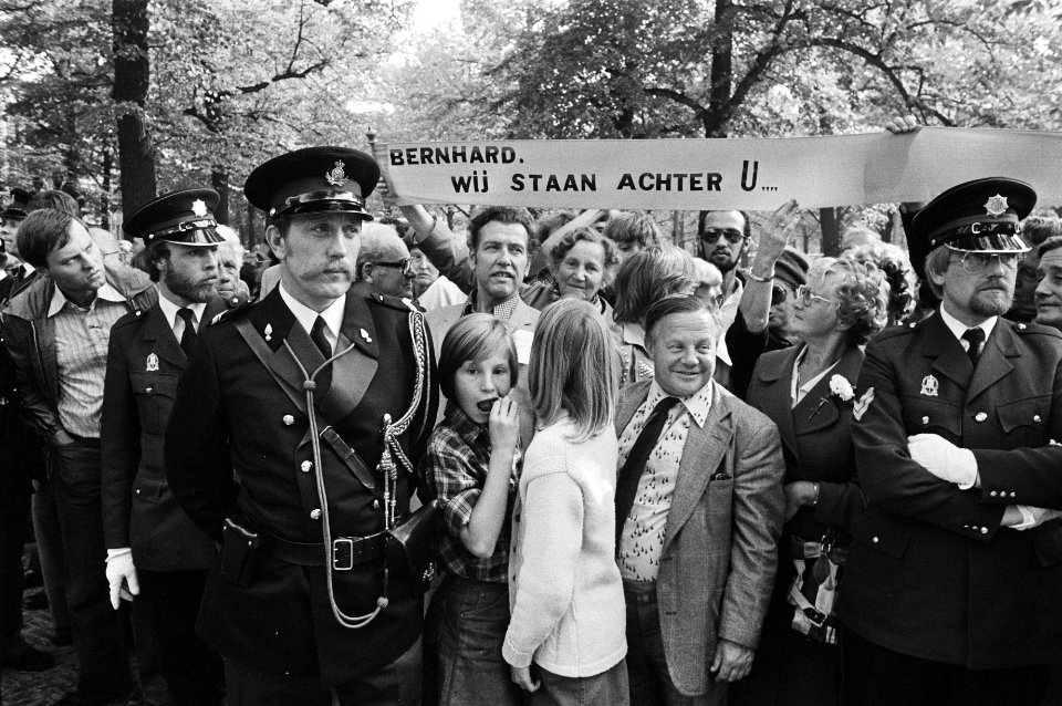 Prinsjesdag 1976, aanhankelijkheidsbetuiging langs route, Bestanddeelnr 928-7913