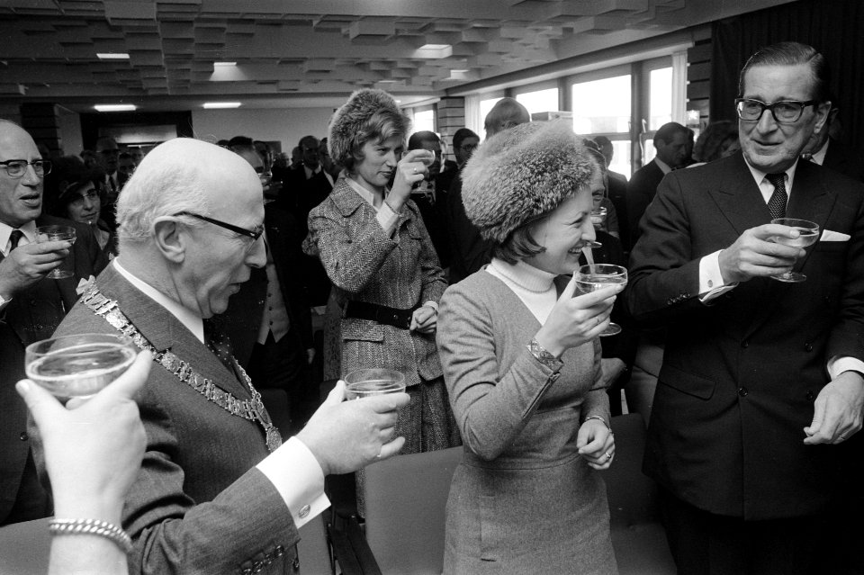 Prinses Margriet opent nieuw hoofdkantoor van Radio-Holland in Amsterdam, Bestanddeelnr 926-0210