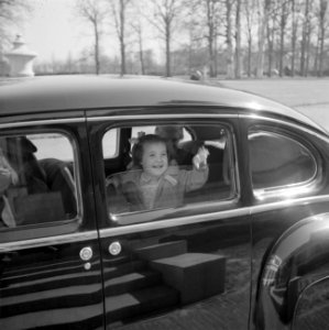Prinss Margriet zwaait vanuit een auto bij haar vertrek van het paleis, Bestanddeelnr 255-7770