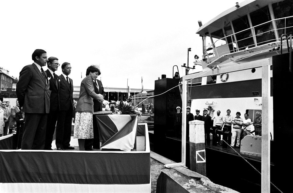 Prinses Margriet heeft duwboot Cornelis de Houtman gedoopt op scheepswerf De Biesbosch Dordrecht te Dordrecht, Bestanddeelnr 931-5069