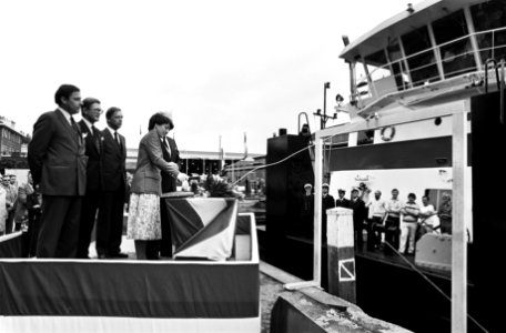Prinses Margriet heeft duwboot Cornelis de Houtman gedoopt op scheepswerf De Biesbosch Dordrecht te Dordrecht, Bestanddeelnr 931-5069