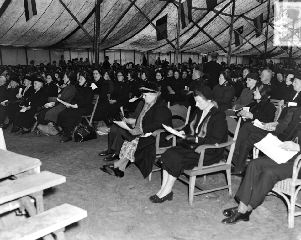Prinses Wilhelmina bezoekt velddag Heilsleger in de bossen van het kroondomein t, Bestanddeelnr 904-6165
