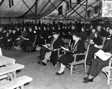 Prinses Wilhelmina bezoekt velddag Heilsleger in de bossen van het kroondomein t, Bestanddeelnr 904-6165
