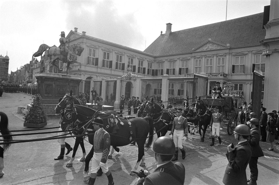 Prinsjesdag vertrek Gouden Koets van Paleis Noordeinde, Bestanddeelnr 933-0817