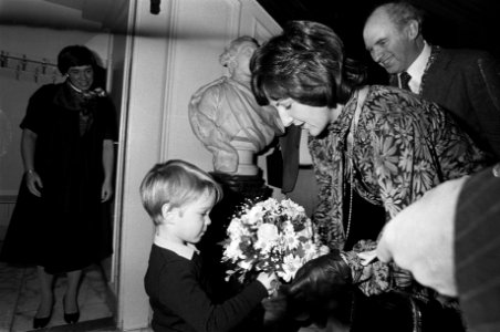 Prinses Margriet ontvangt bloemen bij aankomst, Bestanddeelnr 930-5973