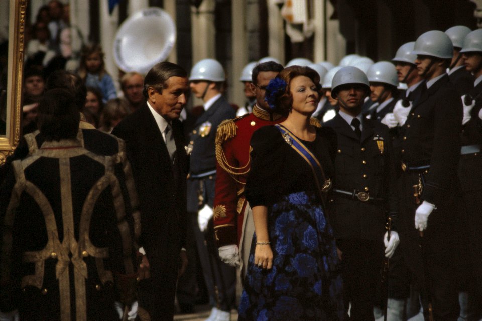 Prinsjesdag Koningin Beatrix en Prins Claus bij aankomst Paleis Lange Voorhout, Bestanddeelnr 253-8798