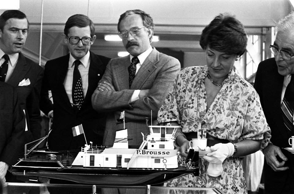 Prinses Margriet heeft duwboot Cornelis de Houtman gedoopt op scheepswerf De Biesbosch Dordrecht te Dordrecht, Bestanddeelnr 931-5068