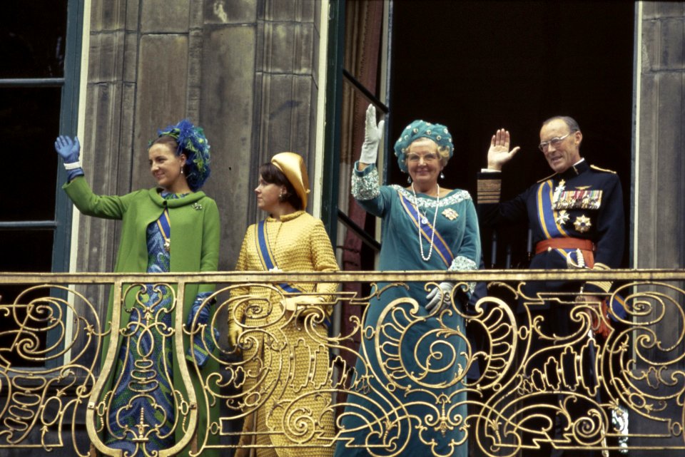 Prinsjesdag HM op balkon Paleis Lange Voorhout , nr. 14 HM en Bernhard, nr. 1, Bestanddeelnr 254-8193