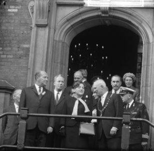 Prinses Margriet op het bordes van het stadhuis de Gravenzaal met rechts van haa, Bestanddeelnr 918-3221