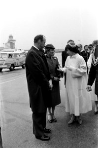 Prinses Margriet haalt prinses Sonja en prins Harald van Noorwegen van Schiphol , Bestanddeelnr 930-7969