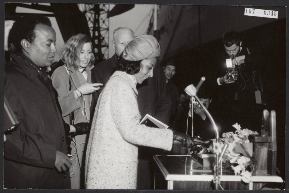 Prinses Ruth Desta, de kleindochter van de keizer van Ehtiopië, verricht op de w, Bestanddeelnr 107-0345