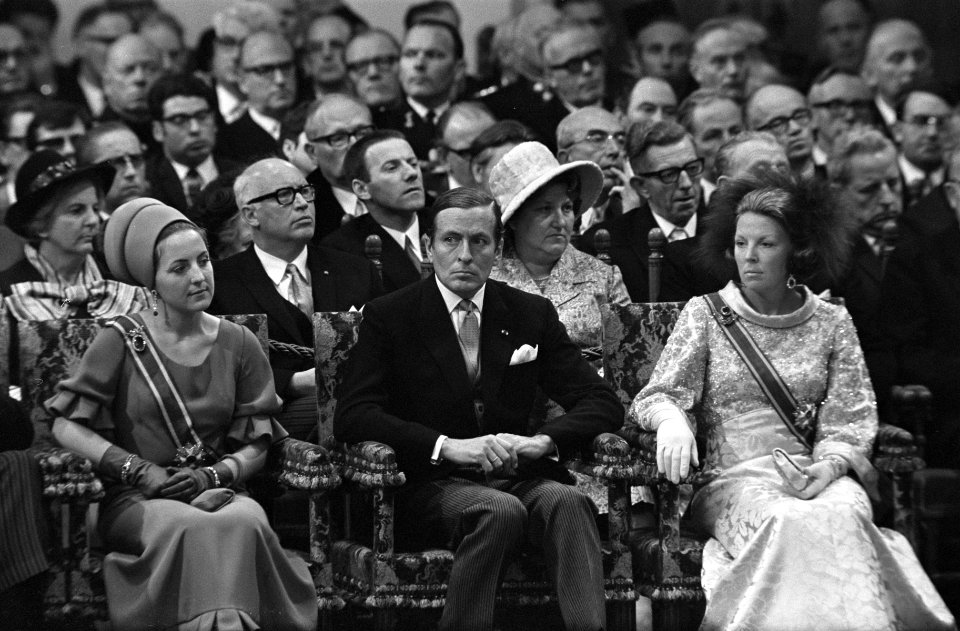 Prinsjesdag nr. 13 koningin Juliana leest de Troonrede Ridderzaal, rechts Prin, Bestanddeelnr 923-8438