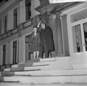 Prinses Margriet en Pieter van Vollenhoven op bordes, Bestanddeelnr 917-5241