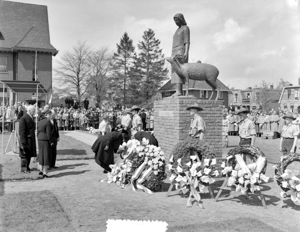 Prinses Wilhelmina onthult het beeld van 'Tante Riek' te Winterswijk, Bestanddeelnr 907-1165