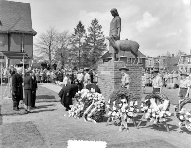 Prinses Wilhelmina onthult het beeld van 'Tante Riek' te Winterswijk, Bestanddeelnr 907-1165