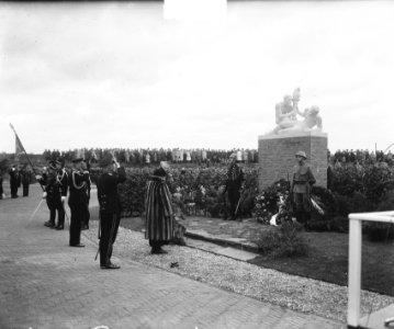 Prinses Wilhelmina onthult het Marechaussee monument bij de koning Willem III-ka, Bestanddeelnr 903-6730