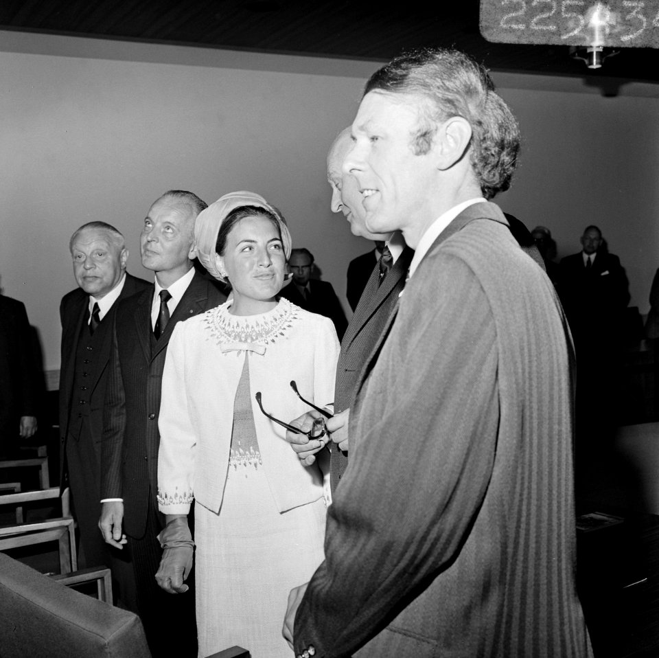 Prinses Margriet luistert naar een toelichting van de voorzitter van de KNMG, G., Bestanddeelnr 922-5434