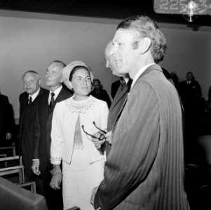 Prinses Margriet luistert naar een toelichting van de voorzitter van de KNMG, G., Bestanddeelnr 922-5434
