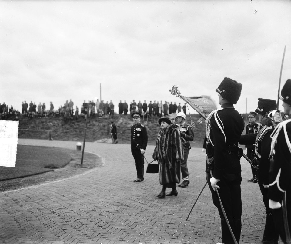 Prinses Wilhelmina onthult het Marechaussee monument bij de koning Willem III-ka, Bestanddeelnr 903-6725
