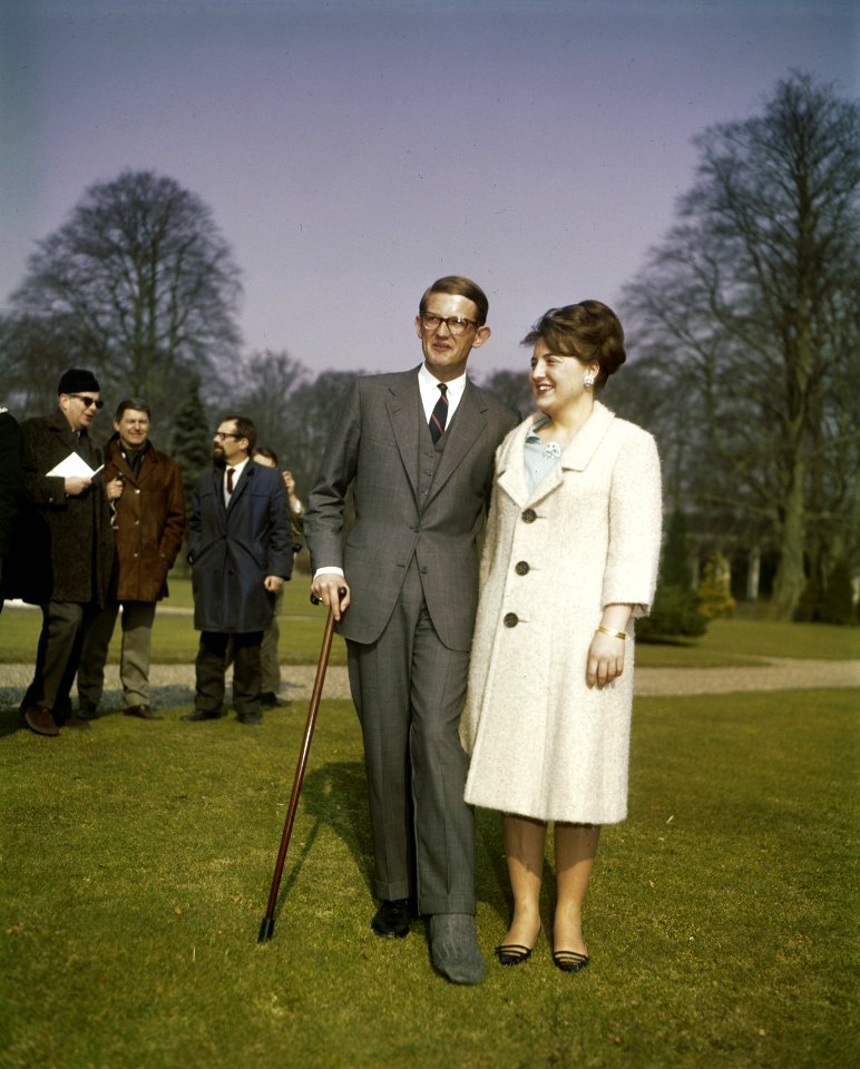 Prinses Margriet en Pieter van Vollenhoven met zijn voet in het gips, Bestanddeelnr 254-7149