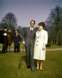 Prinses Margriet en Pieter van Vollenhoven met zijn voet in het gips, Bestanddeelnr 254-7149