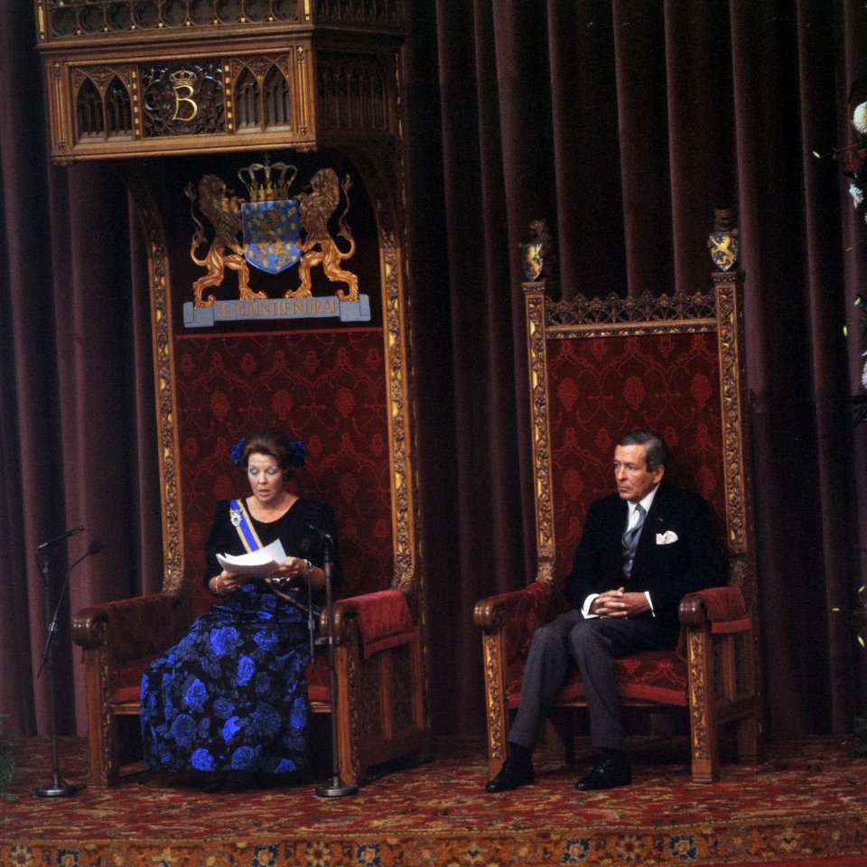 Prinsjesdag Koningin Beatrix leest Troonrede (rechts Prins Claus ), Bestanddeelnr 253-8792