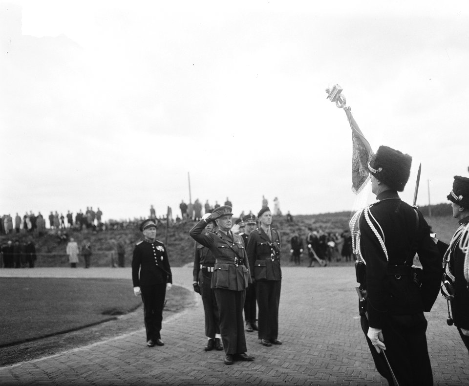 Prinses Wilhelmina onthult het Marechaussee monument bij de koning Willem III-ka, Bestanddeelnr 903-6728