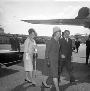 Prinsessen vertrokken naar Londen Prinses Margriet en Irene wandelen naar het v, Bestanddeelnr 915-0733