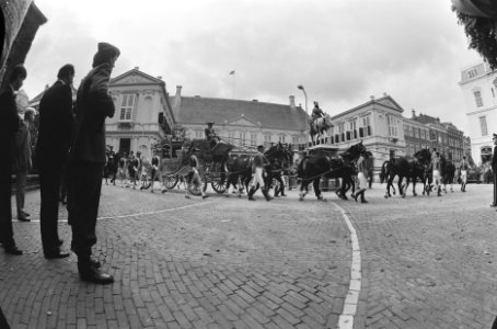Prinsjesdag 1986 Gouden Koets bij Paleis Noordeinde, Bestanddeelnr 933-7612