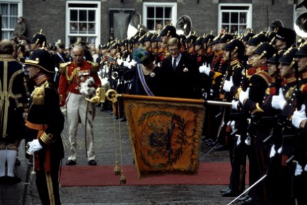 Prinsjesdag 1978 Prinses Margriet en mr. Pieter van Vollenhoven groeten vaandel, Bestanddeelnr 253-8053