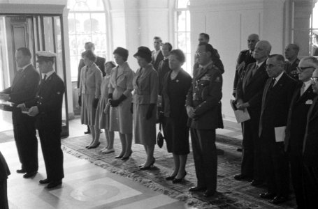 Prinsessen Beatrix, Irene, Margriet en Marijke hijsen de vlag boven de gedenktaf, Bestanddeelnr 911-2162