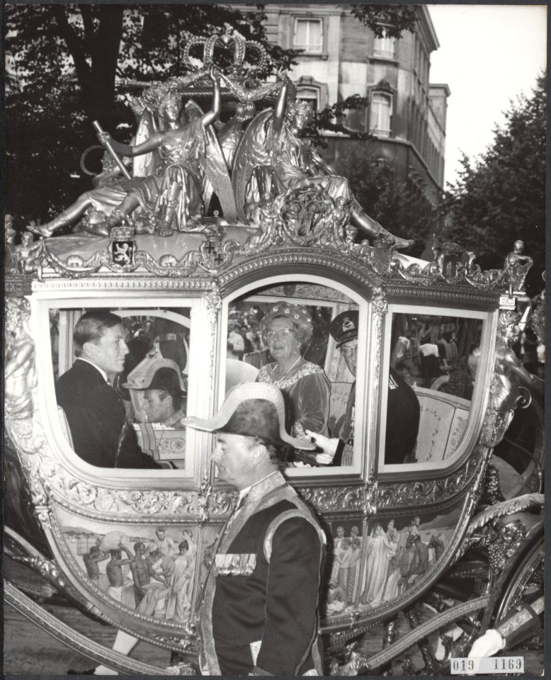 Prinsjesdag 1968. De Gouden Koets op weg naar de Ridderzaal met koningin Julian…, Bestanddeelnr 019-1169