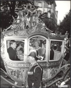 Prinsjesdag 1968. De Gouden Koets op weg naar de Ridderzaal met koningin Julian…, Bestanddeelnr 019-1169