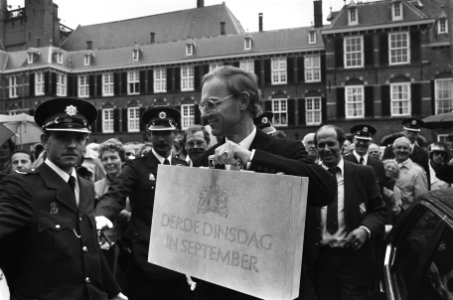 Prinsjesdag 1985, minister Ruding arriveert op het Binnenhof met de Miljardenno, Bestanddeelnr 933-4270