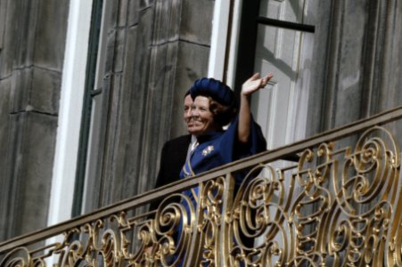 Prinsjesdag 1980 Koningin Beatrix op balkon Paleis Lange Voorhout, Bestanddeelnr 253-8396
