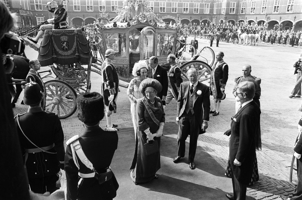 Prinsjesdag 1976, aankomst koningin Juliana en Bernhard bij Ridderzaal, Beatrix , Bestanddeelnr 928-7910