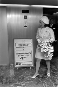 Prinses Margriet kreeg eerste exemplaar van Maritieme Encyclopedie in Havengebou, Bestanddeelnr 923-5450